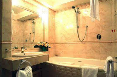 Luxury H 2000 3* Roma